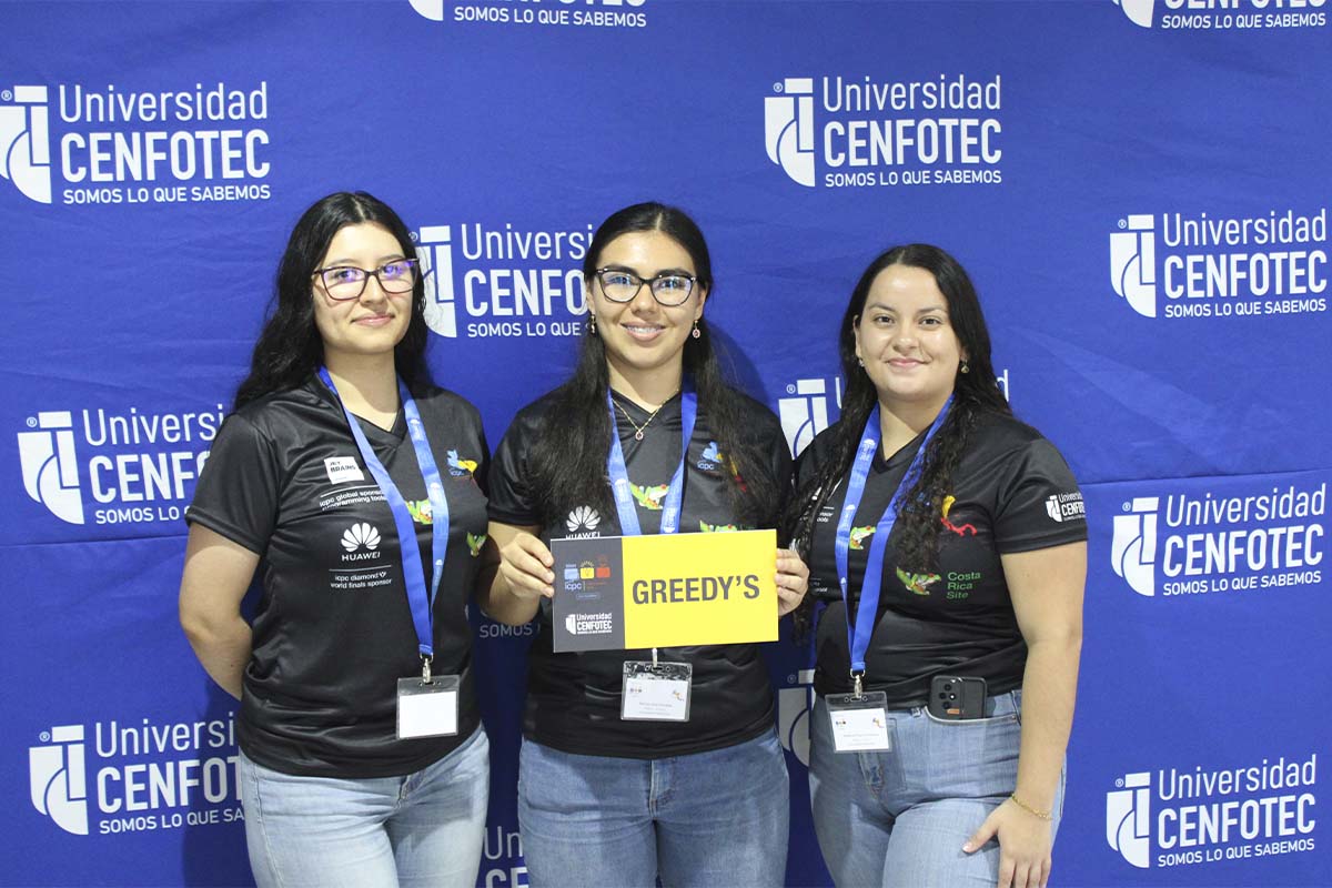 17 • El equipo 'Greedy’s' de CENFOTEC, conformado por tres estudiantes, fue el único grupo íntegramente femenino que compitió en el desafío de programación más importante de Centroamérica.