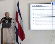 Tomás de Camino Beck dirigiendo el reto final del Bootcamp de IA Generativa.