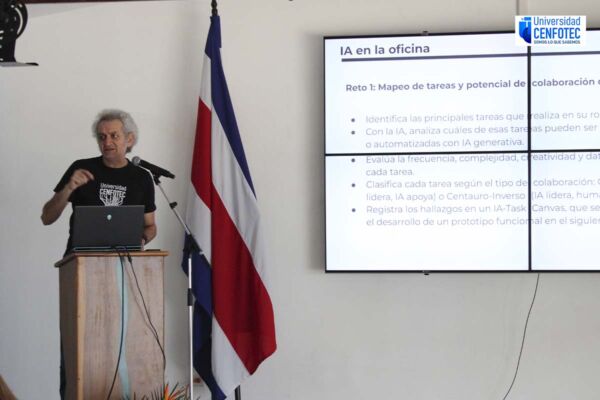 Tomás de Camino Beck dirigiendo el reto final del Bootcamp de IA Generativa.