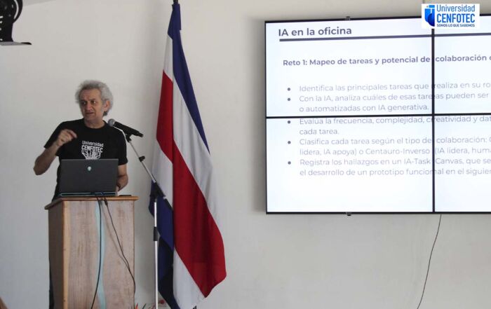 Tomás de Camino Beck dirigiendo el reto final del Bootcamp de IA Generativa.